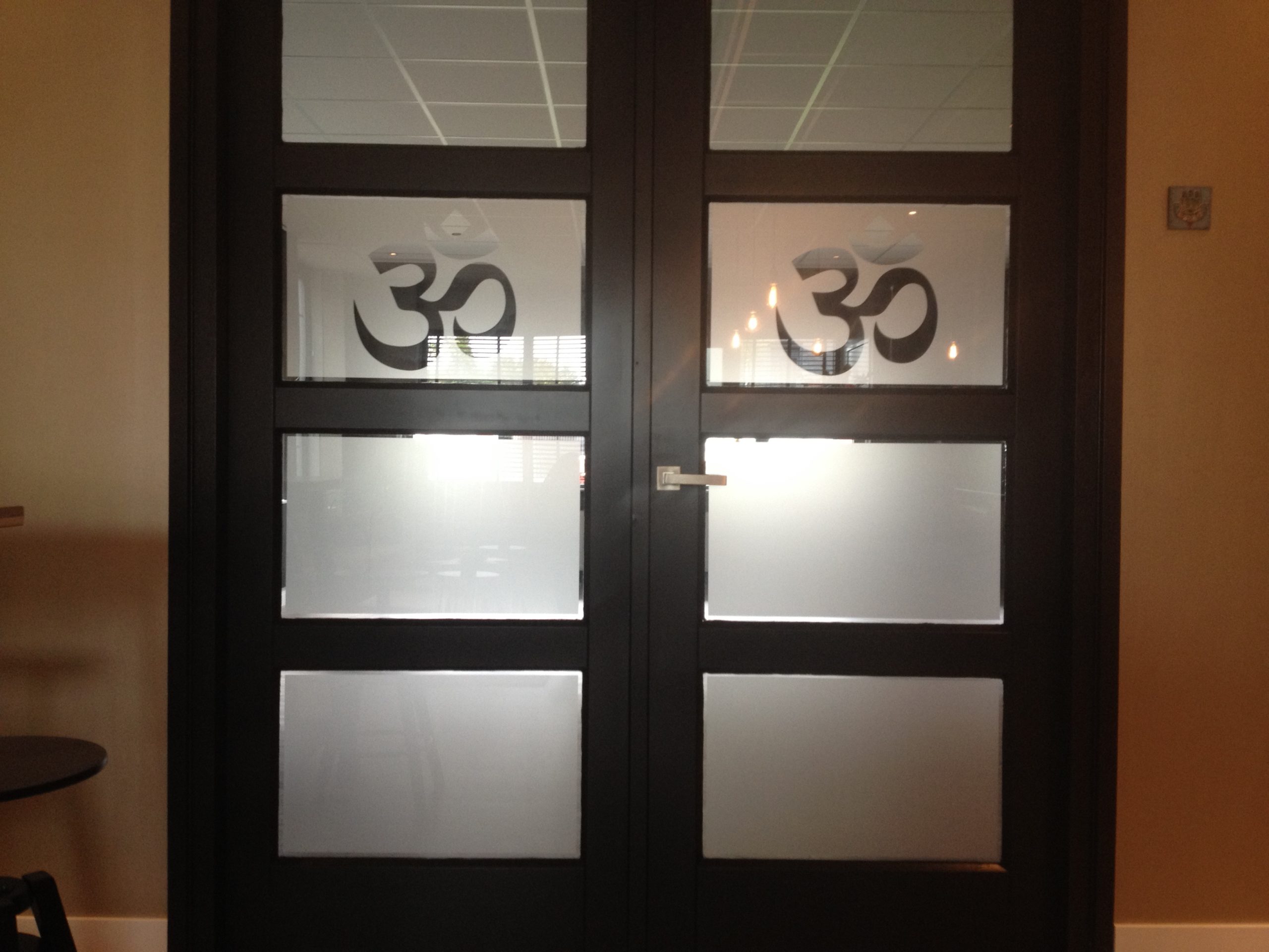 raambelettering voor een yoga studio door tijs reclame productie