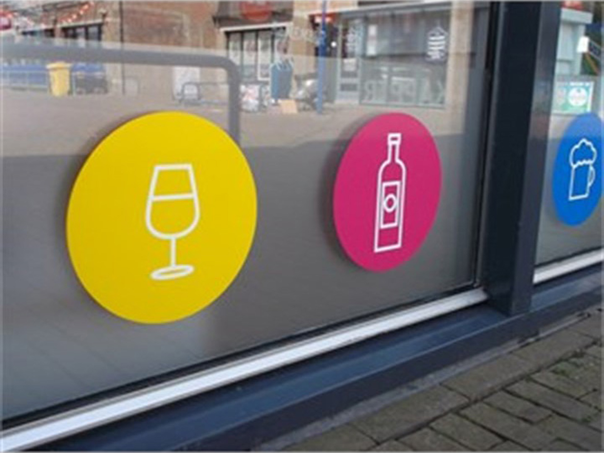 raambelettering voor winkel in nijmegen door tijs reclame productie