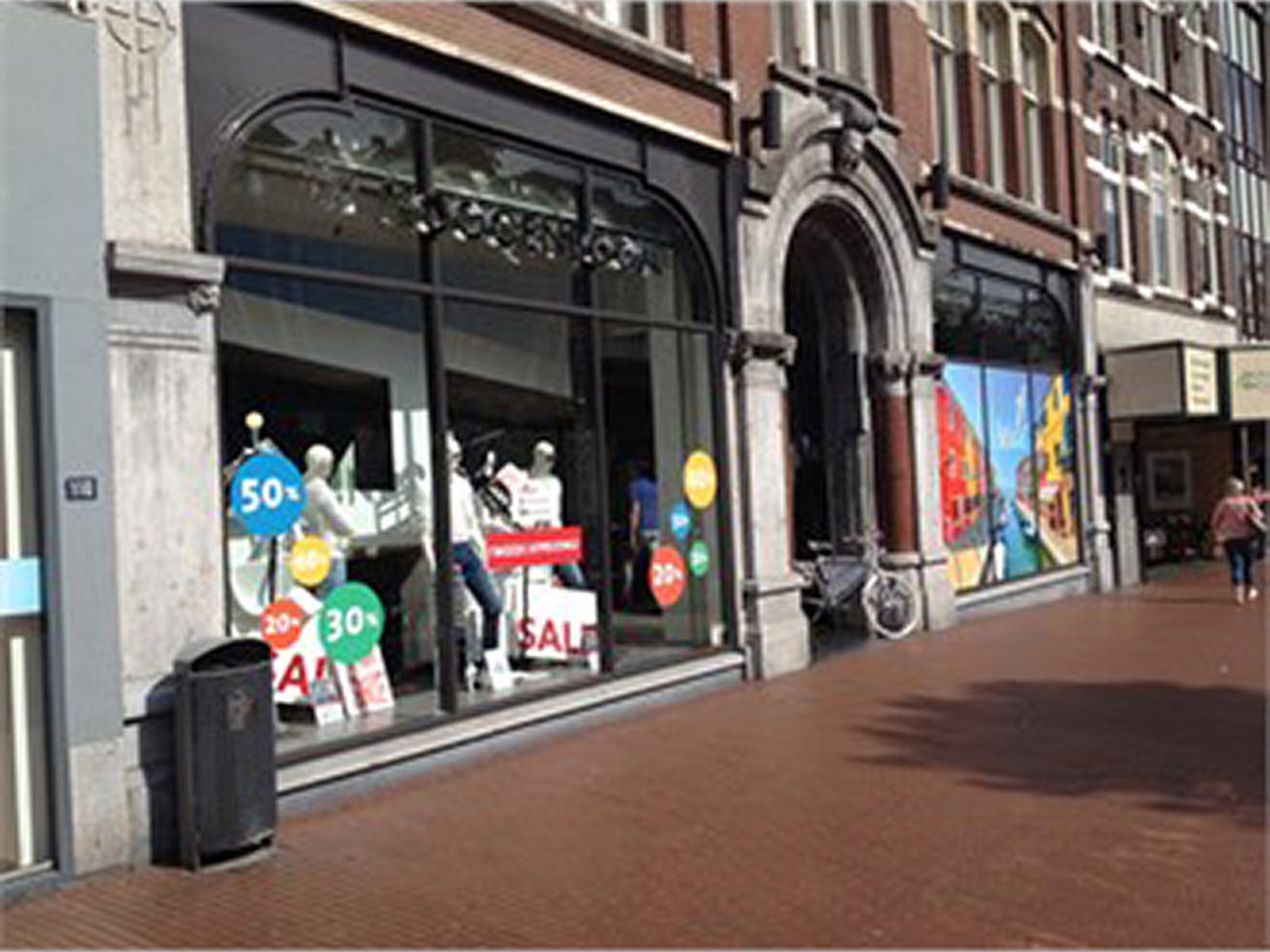 Raambelettering sale POS communicatie voor winkelpand in winkelstraat nijmegen tijs reclame productie