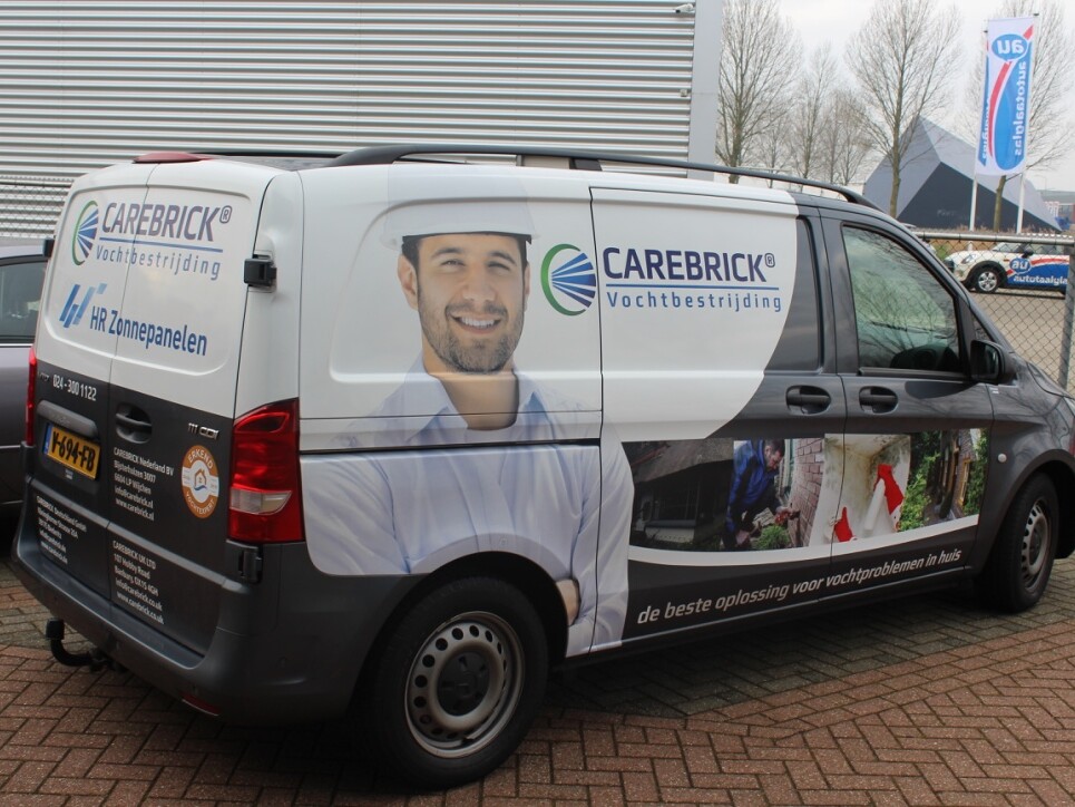 Busbelettering en busbestickering van de bedrijfsbus voor Carebrick Tijsreclameproductie