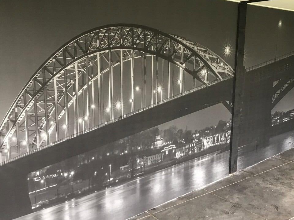 Kamerhoog fotobehang met afbeelding waalbrug Nijmegen. Op maat gemaakt en geplaatst door Tijs Reclameproductie