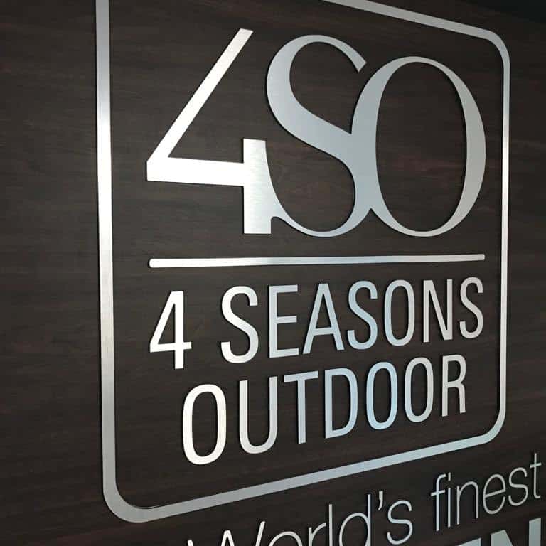 Close-up van de muurbelettering voor 4 Seasons Outdoor