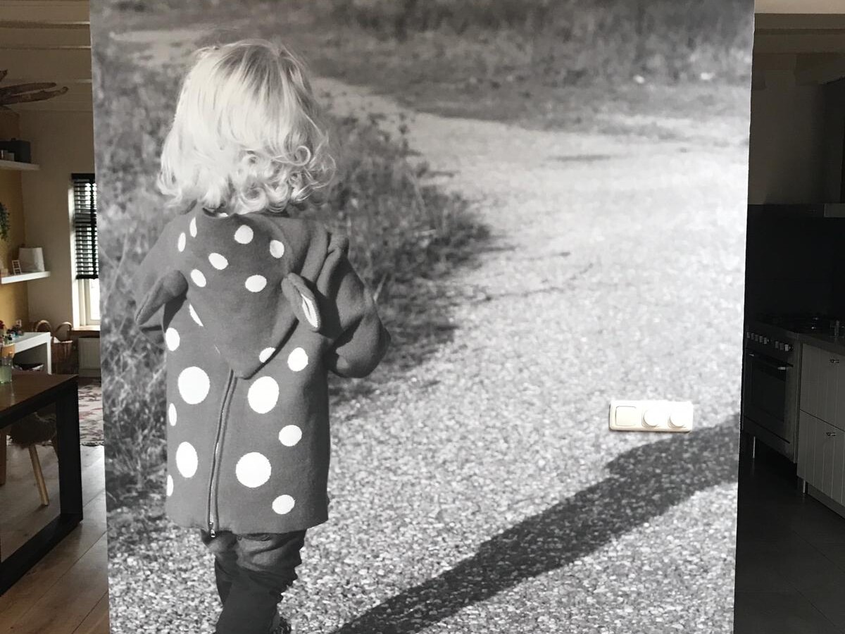 Een foto van de kinderen kamerhoog op de muur in je woonkamer of gang? Tijs Reclameproductie is de specialist in regio Beuningen, Nijmegen en Arnhem