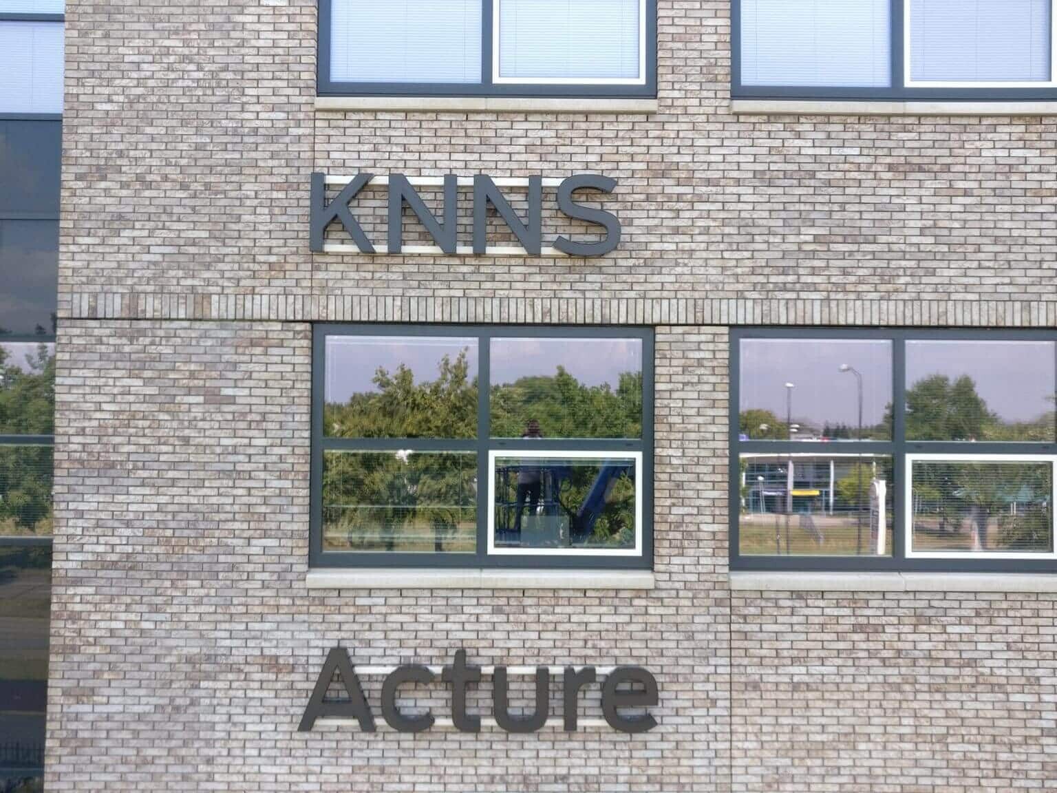 Nieuwe gevelbelettering voor KNNS en Acture in Nijmegen