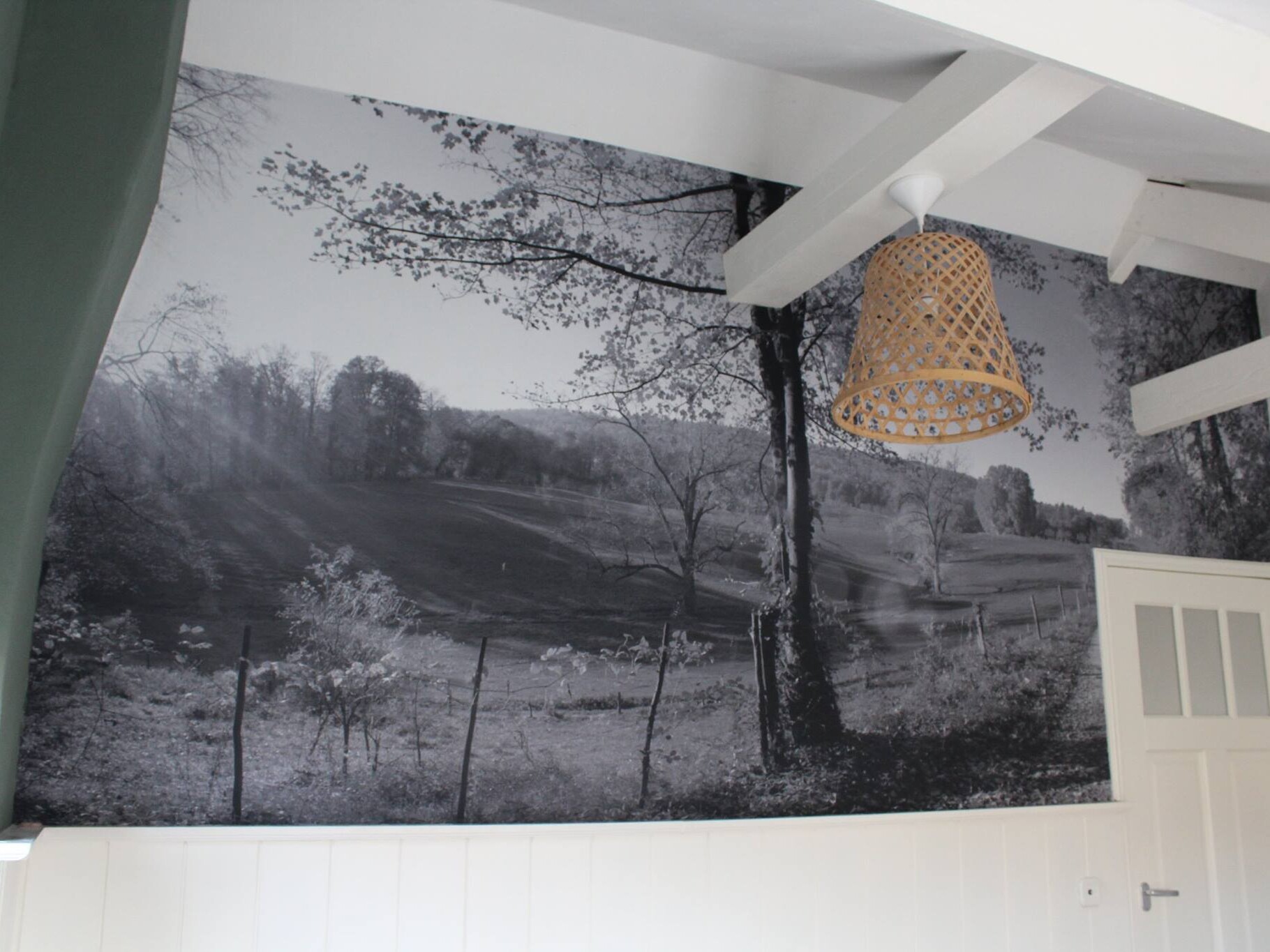 Fotobehang op maat laten maken, voor boven de lambrisering in een woonkamer.