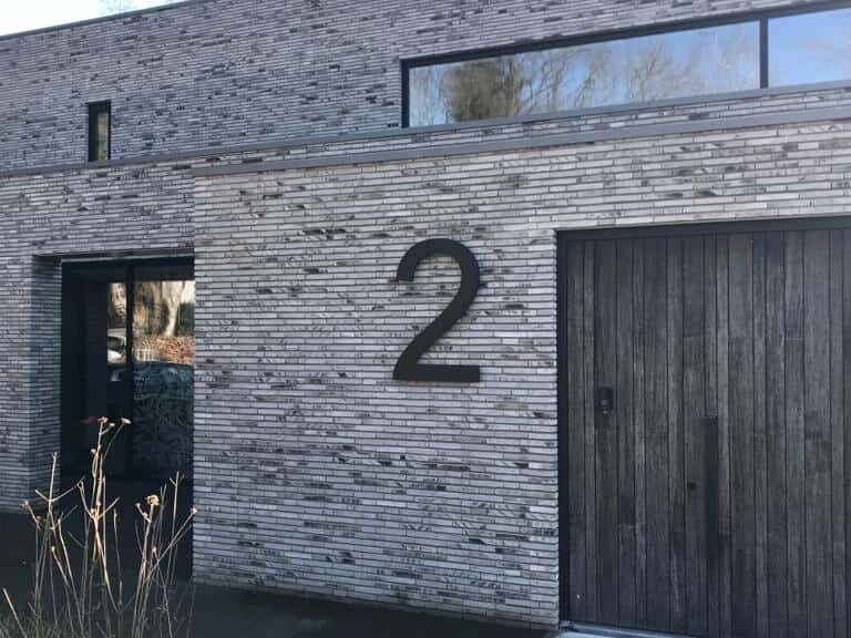 Een prachtig groot huisnummer op de gevel van deze villa. Freesletters en freescijfers op maat laten maken bij Tijs Reclameproductie in Beuningen