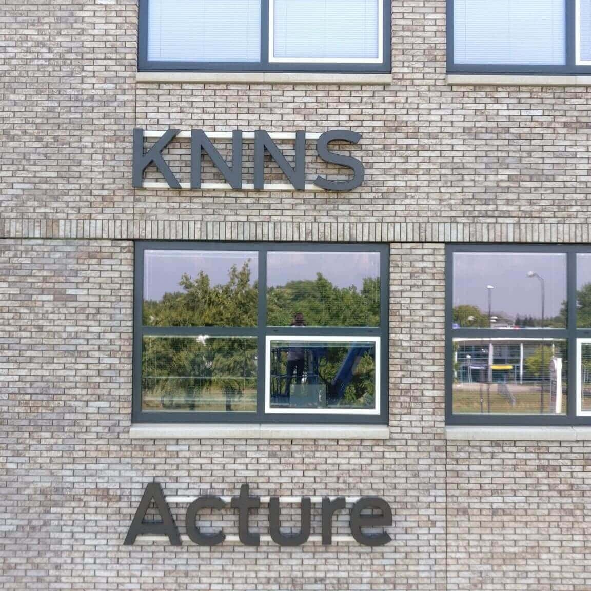 Gevelbelettering voor KNNS Acture door Tijs Reclameproductie