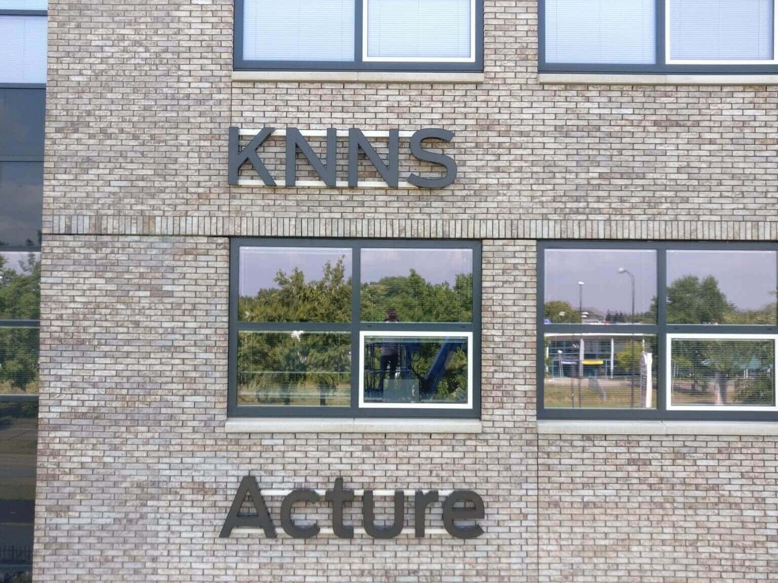 Gevelbelettering voor KNNS Acture door Tijs Reclameproductie