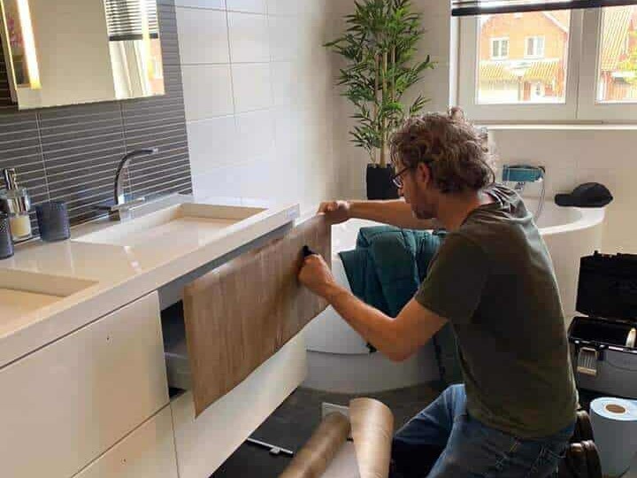 Een oud badkamermeubel laten wrappen zorgt ervoor dat het er weer als nieuw uitziet, zonder een hele badkamerverbouwing