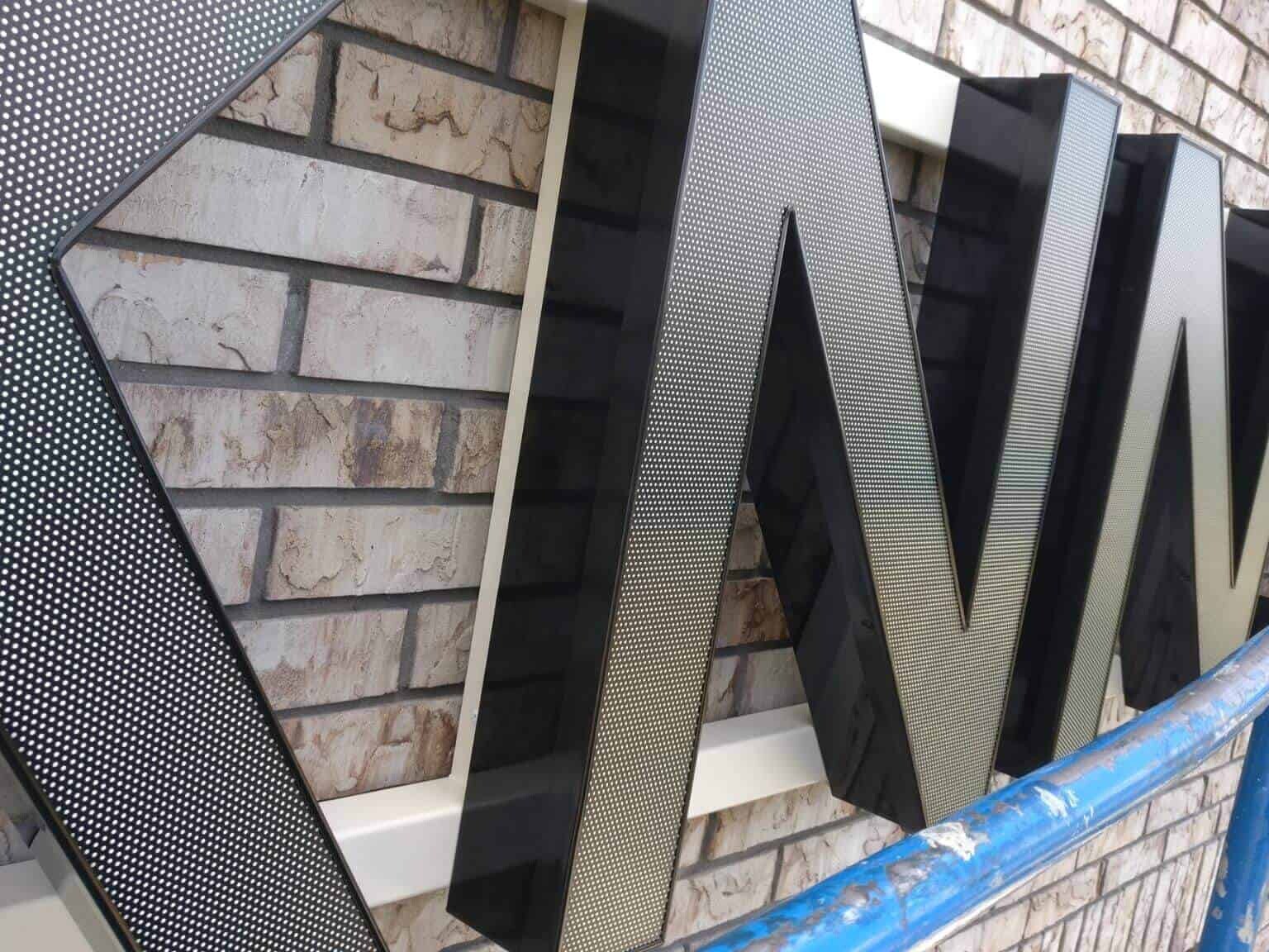 Close-up van de gevelbelettering voor KNNS Nijmegen