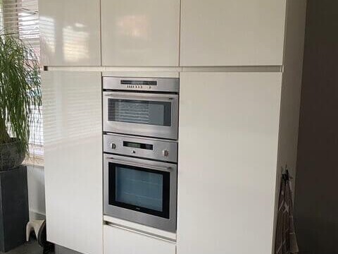 Een saai wit keukenblok of keukenkast krijgt snel een nieuwe look door de keukenkasten te laten wrappen